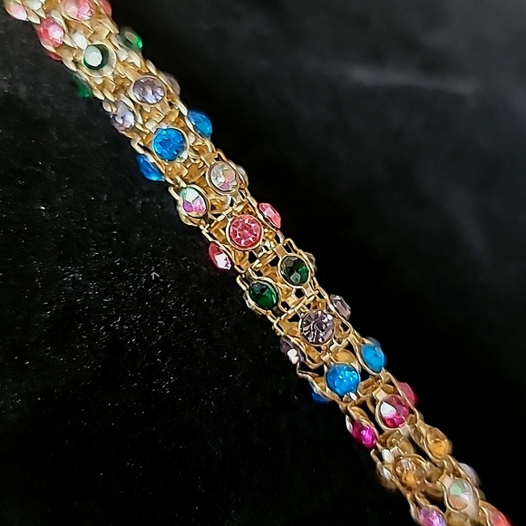 BETSEY JOHNSON Funfetti Collection Rainbow Crystal Magnetic Closure Necklace. - Picture 7 of 9
